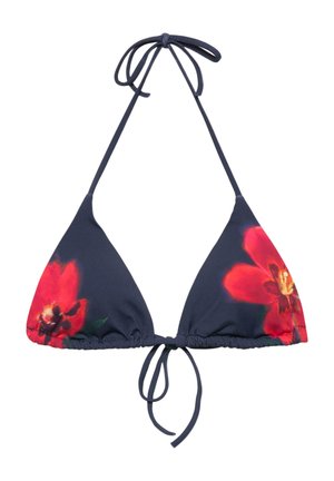 Tmavomodrý bikini top v tvare trojuholníka s červenými kvetinovými vzormi, nastaviteľnými šnúrkami na krku a chrbte.