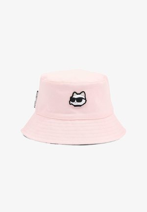 Cappello a secchiello rosa chiaro con una piccola toppa di un gatto bianco che indossa occhiali da sole neri al centro frontale.