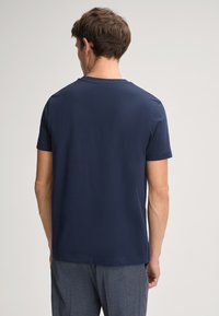 Marineblauwe katoenen T-shirt met een ronde hals en korte mouwen, met een gladde textuur en een klassiek ontwerp.