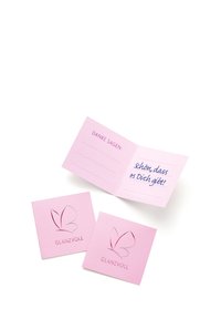 Rózsaszínű üdvözlőlapok, amelyek domború pillangó mintával és a "GLANZVOLL" felirattal díszítettek. Az egyik kártya nyitva van, benne kézzel írt üzenettel.