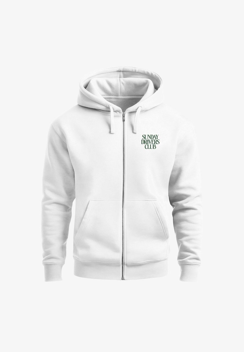 Weißer Hoodie mit Reißverschluss, einer Fronttasche und Kapuze mit Kordelzug. Verziert mit einem grünen Schriftzug "SUNDAY DRIVERS CLUB" auf der linken Brust.