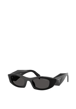 Occhiali da sole neri con un audace design a forma di occhio di gatto, realizzati in plastica lucida, con lenti scure e dettaglio appuntito sulla cerniera; logo inciso sul lato.