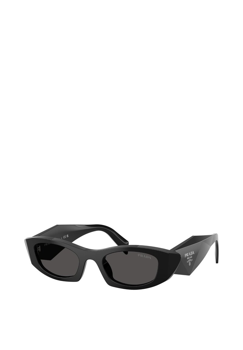 Occhiali da sole neri con un audace design a forma di occhio di gatto, realizzati in plastica lucida, con lenti scure e dettaglio appuntito sulla cerniera; logo inciso sul lato.