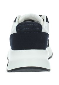 Sneaker navy e bianco con contrafforte in suede testurizzato, parte superiore in mesh, colletto imbottito e suola in gomma spessa.
