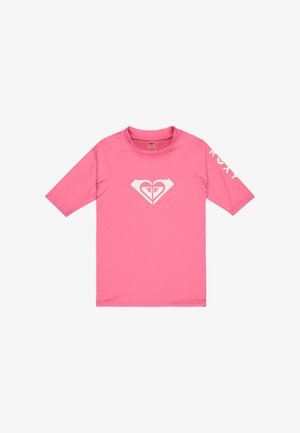 Różowa koszulka ochronna z krótkim rękawem, z białym logo w kształcie serca na przodzie oraz białym napisem "ROXY" na lewym rękawie.