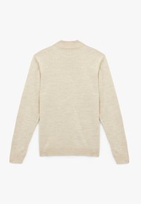 Beige neulepaidan, jossa on korkea kaulus, pitkät hihat ja pehmeä rakenne, esitetty takaa ilman koristeluja.