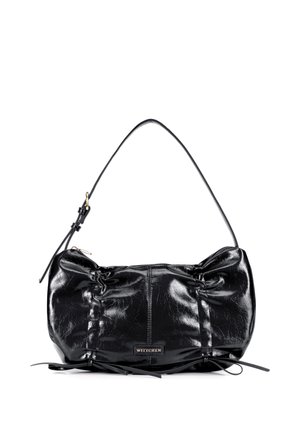 Sac à épaule en cuir noir brillant avec une sangle unique, des détails froncés et une petite étiquette de marque en métal à l'avant.