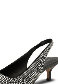 Schwarzer Slingback-Schuh mit niedrigem Absatz, ausgestattet mit einem glatten Lederoberteil, das mit silbernen Strasssteinen in einem funkelnden Muster verziert ist.