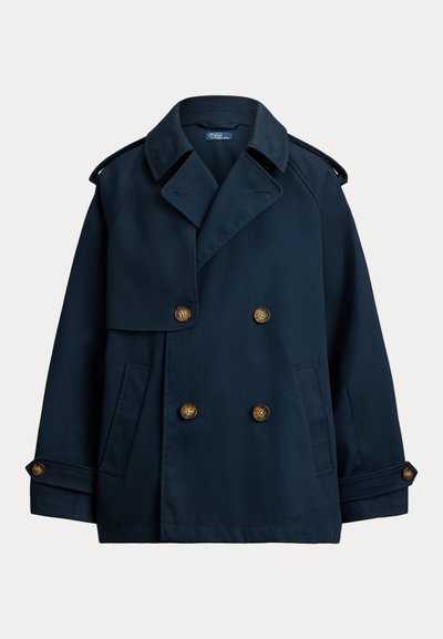 Σκούρο μπλε διπλής σειράς παλτό τύπου pea coat με φαρδιές πέτρες για το πέτο, επιλαιμούς στους ώμους, μανσέτες με κουμπιά και πλαϊνές τσέπες.