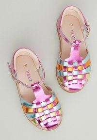 Kleurige sandalen met een metallic afwerking, voorzien van geweven banden in roze, blauw, oranje en groen. Inclusief een enkelband en een vlakke zool.