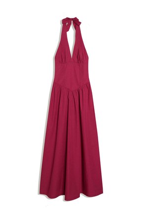 Robe dos nu rouge profond avec décolleté en V, corsage ajusté, jupe froncée et fermeture nouée au niveau du cou.