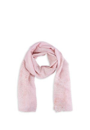 Miękki różowy szalik z subtelnymi teksturowanymi wzorami, luźno ułożony w pętlę na białym tle.