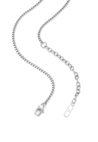 Collier chaîne en argent avec des maillons entrelacés, doté d'un fermoir à loquet et d'une longueur réglable. Étiquette avec logo gravé attachée.