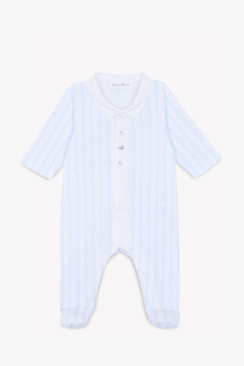 Bodie de bebé a rayas azul claro con cuello blanco, que presenta cuatro cierres de botón y pequeños detalles bordados de criaturas marinas. Fabricado en suave algodón.
