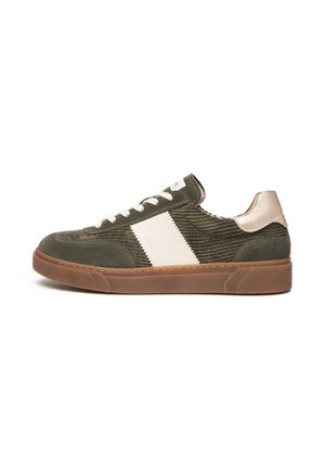 Sneaker basse avec tige en velours côtelé vert, bande latérale blanche, lacets blancs, détail métallique au talon et semelle en caoutchouc marron.