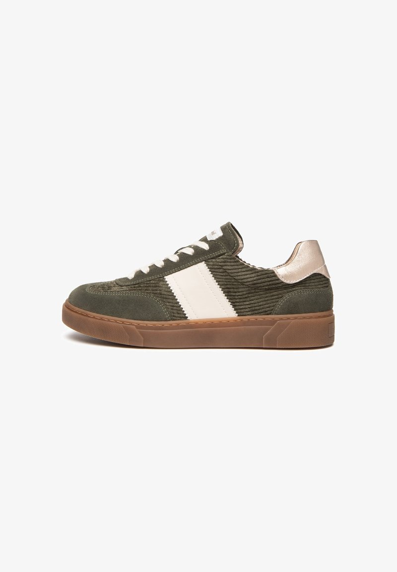 Sneaker basse avec tige en velours côtelé vert, bande latérale blanche, lacets blancs, détail métallique au talon et semelle en caoutchouc marron.