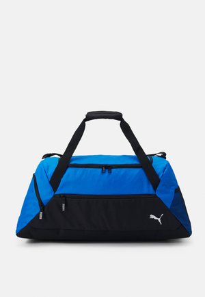 Mala de duffle com um topo azul e fundo preto, dois bolsos com fecho, alças de tecido e um logotipo na lateral. Feita de material durável.