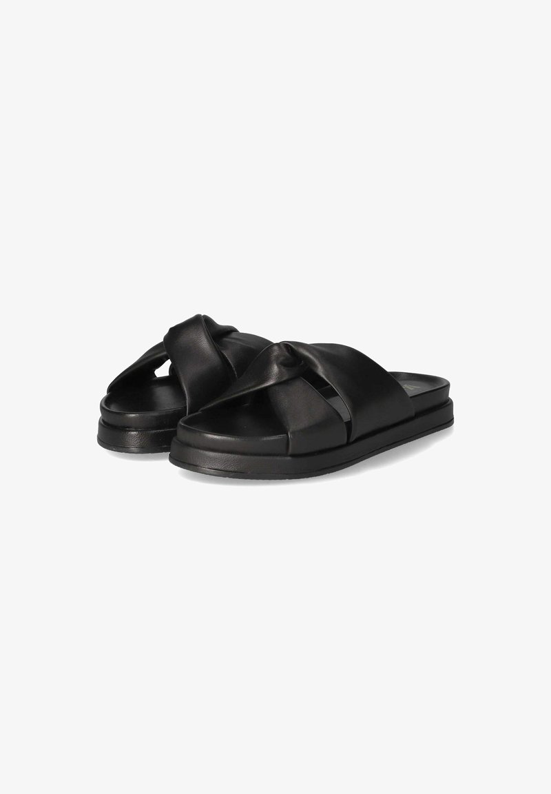 Zwarte leren slidesandalen met een gedraaide bandontwerp. Voorzien van een platte zool en een gladde textuur. Eenvoudige silhouet met minimale accenten.