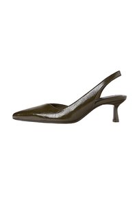 Pump slingback verde oliva con punta affusolata e tacco basso e sottile. Texture lucida con una finitura leggermente crinkled.