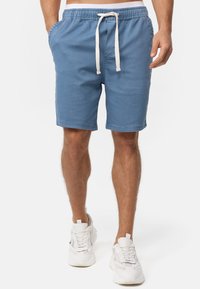 Lysblå bomuldsshorts med elastisk talje og snor. Har sidelommer og en lige pasform med stitched kant.