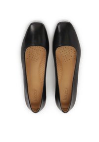 Ballerine in pelle nera con un design a punta quadrata, caratterizzate da dettagli perforati sulla soletta e una finitura liscia e lucida.