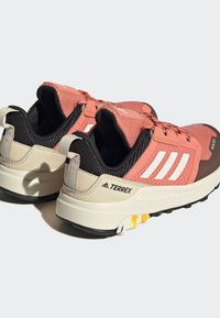 adidas Terrex TERREX TRAILMAKER RAIN.RDY HIKING - Zapatillas de senderismo - white coral gold coloured
