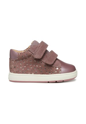 Chaussures pour enfants en cuir et daim rose avec des motifs de cœurs, dotées de doubles bandes Velcro et d'une semelle en caoutchouc blanche.