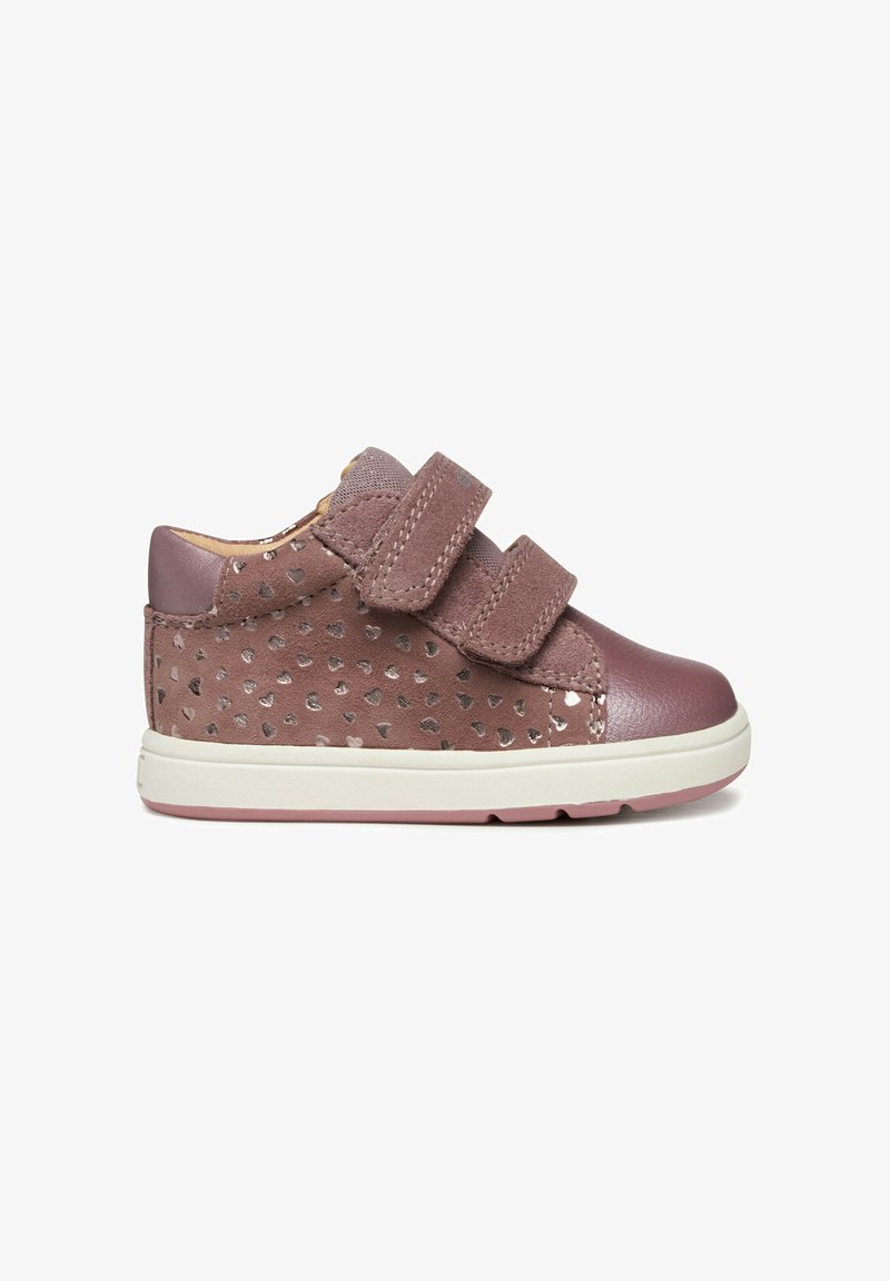 Scarpe per bambini in pelle e suede rosa con motivi a cuore, dotate di doppie chiusure in Velcro e suola in gomma bianca.