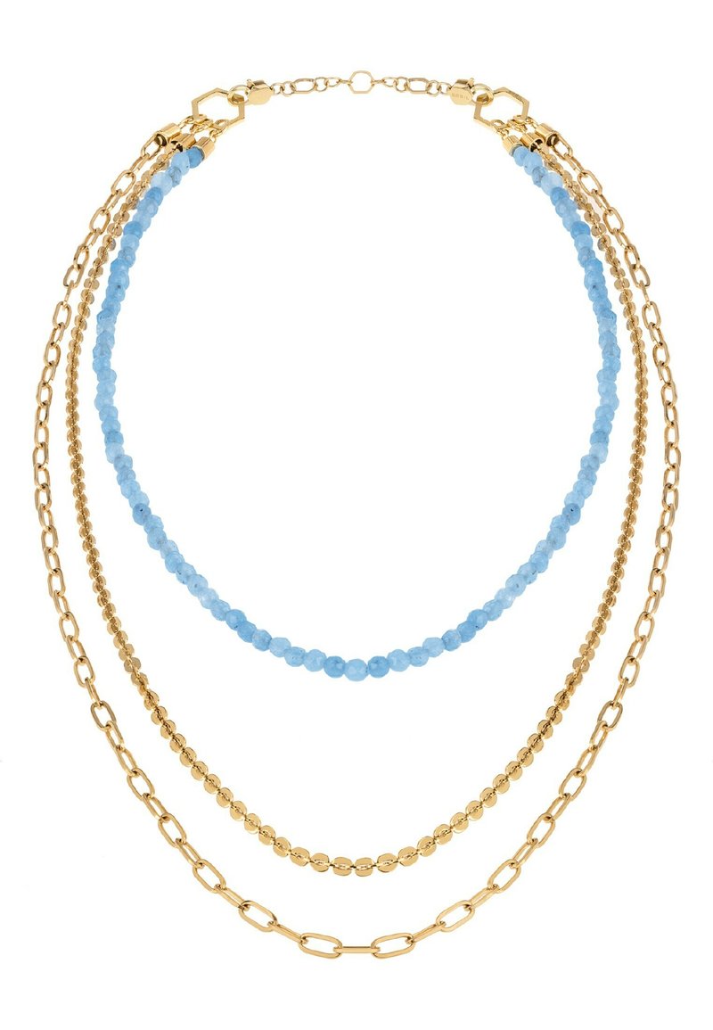Collana dorata a tre strati: perle sfaccettate azzurro chiaro, anelli rotondi in oro e accenti di catena ovale in oro. Finiture texture e lucide.