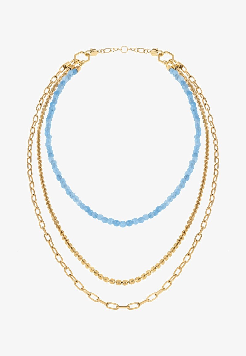 Guldfarvet halskæde med tre lag: lyseblå facetterede perler, runde guldkæder og ovale guld kæde detaljer. Teksturerede og skinnende finish.