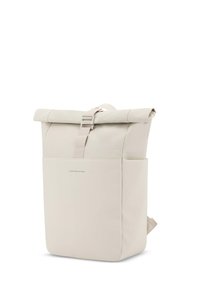 Beige roll-top rugzak gemaakt van duurzaam materiaal, met een veilige kliksluiting, een voorvak en minimale branding.