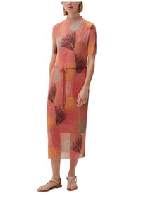 Vestido maxi en coral con patrones abstractos de plantas en verde, amarillo y negro. Presenta un escote alto, mangas cortas y una cintura anudada.