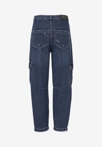 Pantaloni cargo in denim blu con vestibilità rilassata, dotati di due tasche laterali, dettagli consumati e orli sfrangiati ai polsini.