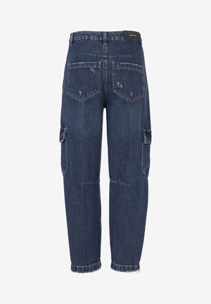 Blaue Denim-Cargohosen mit lockerem Schnitt, ausgestattet mit zwei Seitentaschen, abgenutzten Details und ausgefransten Säumen an den Bündchen.