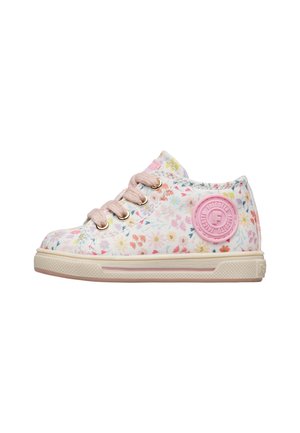 Scarpa da ginnastica bianca per bambini piccoli con stampa floreale pastello, lacci rosa, suola beige e targhetta rotonda rosa con logo sul lato.