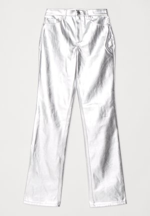 Hõbedased metallik püksid sirge jala lõikega, sisaldades kahte esimist taskut ja nupuga sulgemist. Sile tekstuur peegeldava viimistlusega.