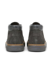 Baskets montantes en suède gris avec un col lisse en cuir noir et une semelle en caoutchouc brun clair. Présentent une languette texturée à l'arrière pour un enfilage facile.