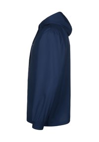 Veste imperméable bleu marine avec capuche et poignets élastiques vue de côté sur fond blanc.