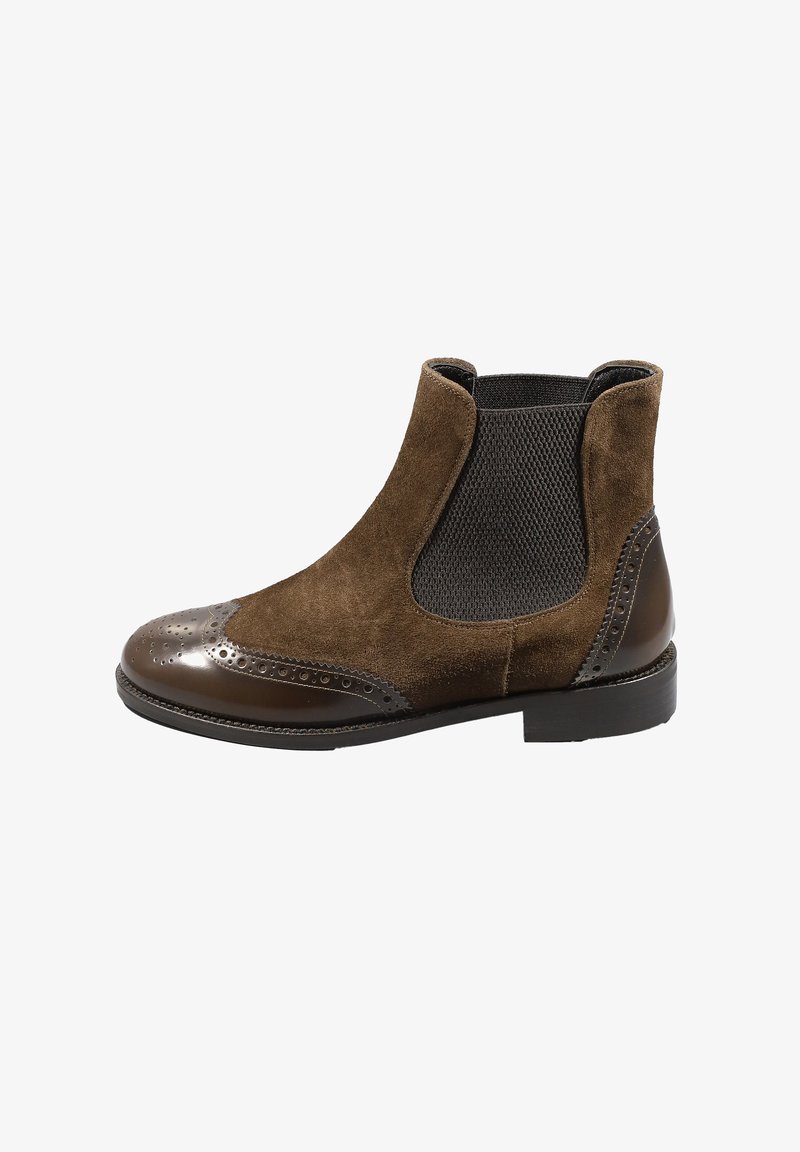 Stivali Chelsea in suede marrone con punta e tacco lucidi di colore marrone contrastante, dotati di pannelli laterali elastici e perforazioni decorative.