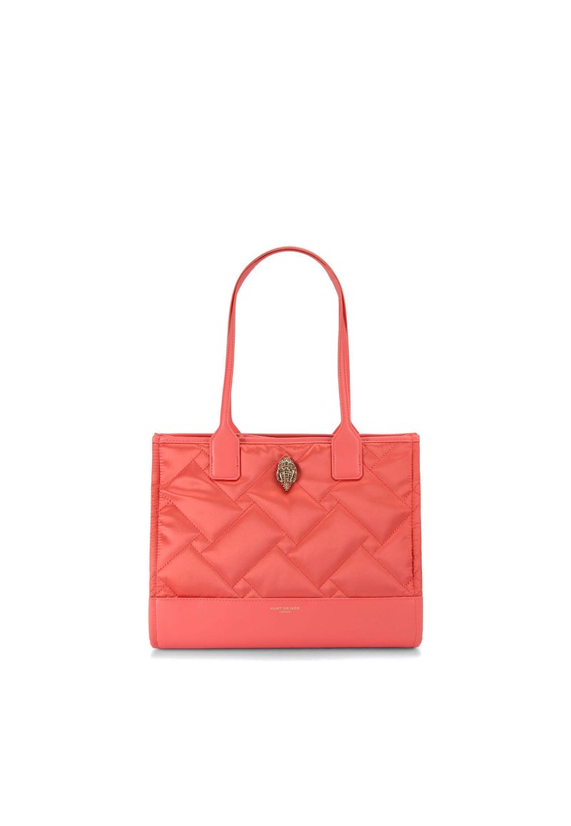 Koraalkleurige gewatteerde totebag met twee soepele handvatten, voorzien van een metalen logoaccent en een stevige rechthoekige vorm. Zachte textuur en glanzende afwerking.