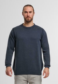 Marineblauer Strickpullover mit Rundhalsausschnitt, gerippten Bündchen und Saum. Verfügt über einen strukturierten Stoff und Seitennähte für zusätzliche Details.