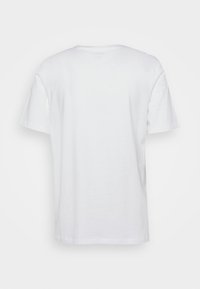 Bílý bavlněný tričko s kulatým výstřihem, krátkými rukávy a hladkou texturou. Disponuje jednoduchým designem bez vzorů či ozdob.