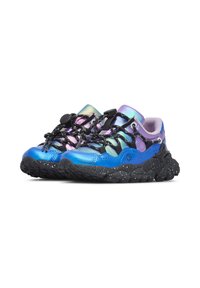 Les couleurs se fondent du bleu au violet avec une finition brillante. Comprend des lacets noirs et une semelle noire chunky, mouchetée pour une meilleure adhérence.