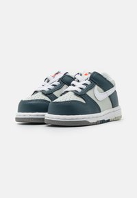 Nike Sportswear DUNK LOW UNISEX - Tenisice - deep jungle/white/light silver