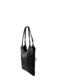 Zwarte leren tote bag met twee lange handvatten, met een gladde textuur en een strak, minimalistisch design. Inclusief een ronde metalen accent.