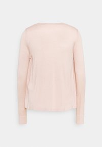 Světle růžový svetr s dlouhými rukávy, pletená textura, kulatý výstřih, s bočními rozparky na spodním lemu a ribovanými manžetami.
