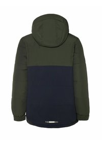 Doudoune matelassée vert foncé et bleu marine avec capuche, poignets élastiques et bande réfléchissante dans le bas du dos, vue de dos.