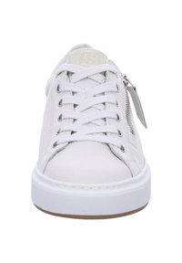 Sneakers bianchi con tomaia in pelle texturizzata, lacci piatti e zip laterale. Suola in gomma con finitura liscia e punta arrotondata.