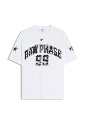 T-shirt blanc à manches courtes avec le texte noir "RAW PHASE 99" sur le devant et des étoiles noires imprimées sur chaque manche.