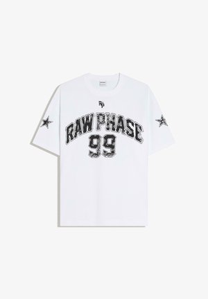 Fehér rövid ujjú póló fekete "RAW PHASE 99" felirattal az elején, és fekete csillag grafikákkal mindkét ujján.